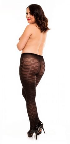 Plus size model wearing Glamory dune 70 patterned tights